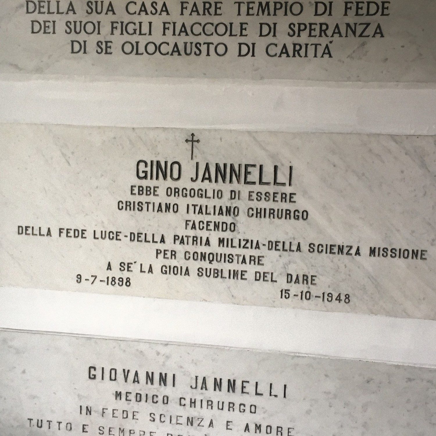 Gino Iannelli's tomb, Cetraro-03.JPG